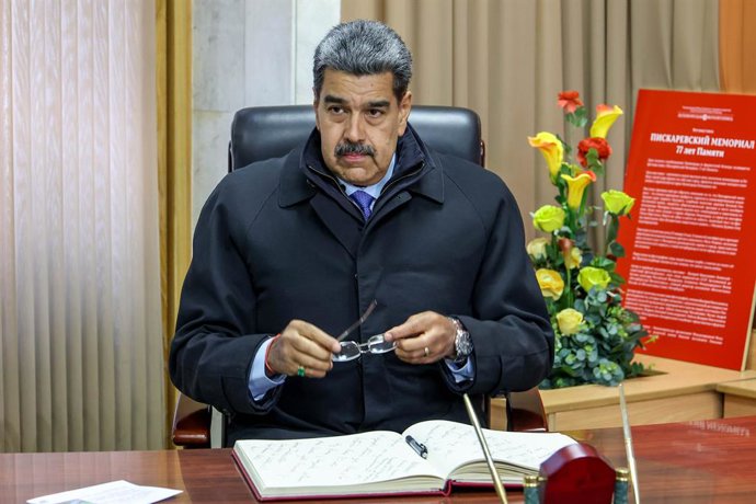 Archivo - RÚSSIA, ST PETERSBURG - 10 de maio de 2025: Nicolas Maduro, presidente da Venezuela, faz uma entrada no livro de visitas, enquanto participa de uma cerimônia para colocar coroas de flores no monumento Mat-Rodina [Pátria] no Cemitério Memorial Pi