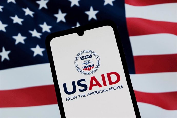 Composición fotográfica con el logo de la Agencia de Estados Unidos para el Desarrollo Internacional (USAID) y la bandera del país