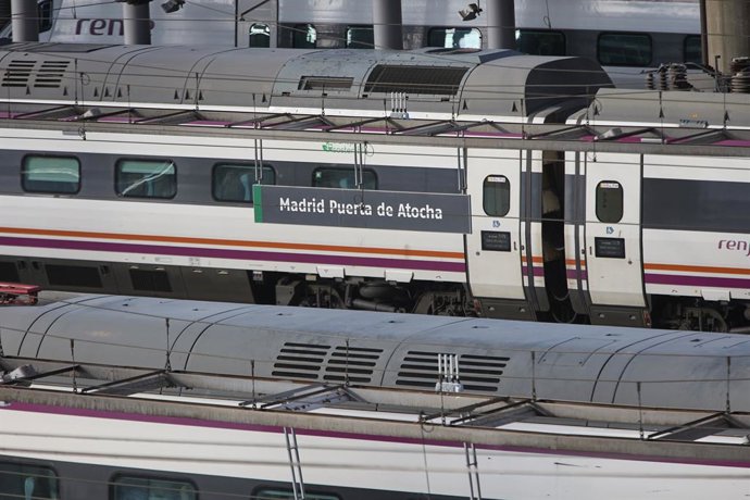 Archivo - Un tren de cercanías en la estación de Almudena Grandes-Atocha Cercanías, a 5 de abril de 2023, en Madrid (España). Renfe ofrece cerca de 2 millones de plazas de AVE, Avlo, Alvia, Euromed, Intercity y Media Distancia para Semana Santa, entre el 