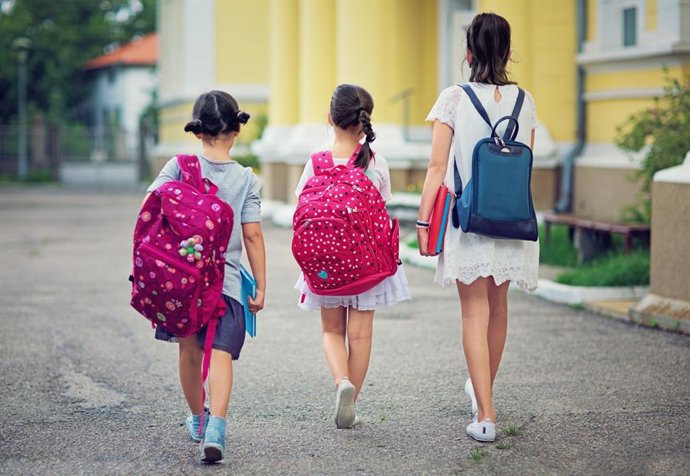 Archivo - Niñas vuelven al colegio con sus mochilas a la espalda.