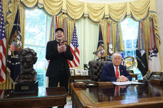 Archivo - Arquivo - 30 de maio de 2025, Washington, Distrito de Columbia, EUA: O presidente dos Estados Unidos, DONALD J TRUMP, à direita, participa de uma coletiva de imprensa com ELON MUSK, diretor executivo da Tesla, SpaceX e X (anteriormente conhecida