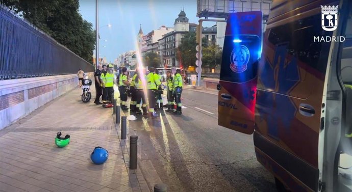 Samur Protección Civil atiende a un hombre tras haber sido atropellado por un motorista que se ha dado a la fuga (Emergencias Madrid)