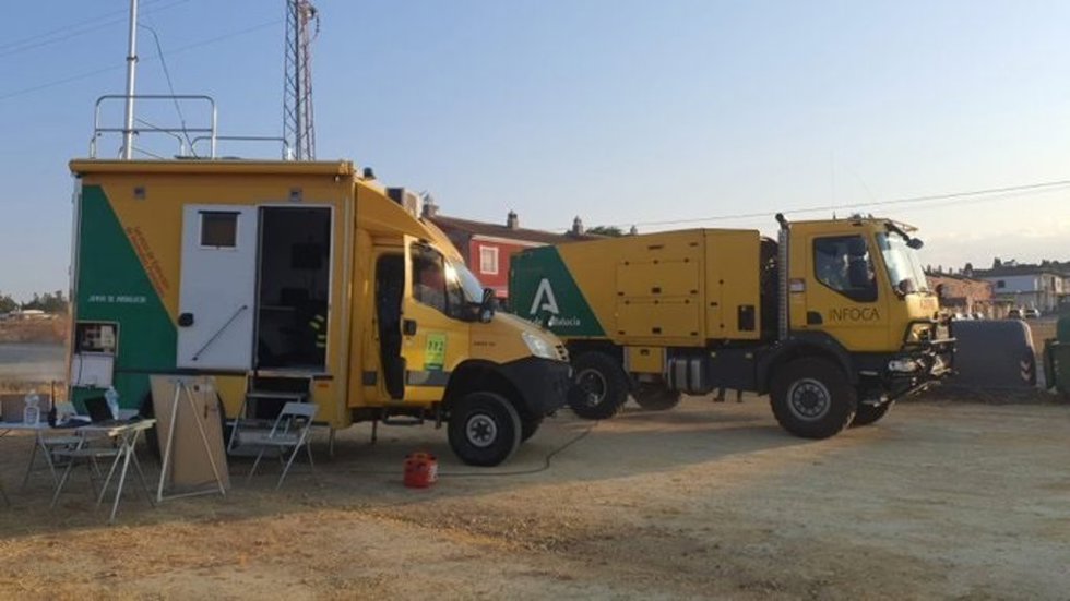 Puesto de Mando Avanzado desplegado por el incendio forestal en un paraje de El Garrobo (Sevilla)