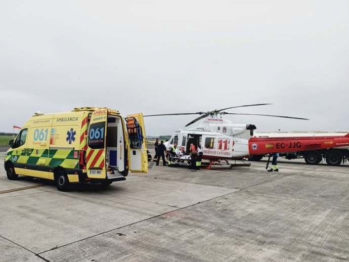Evacuación de senderista lesionados en los acantilados de Cabo Quejo en Arnuero