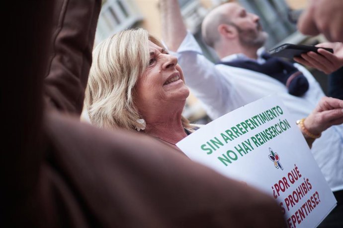 Archivo - La presidenta de Covita, Consuelo Ordóñez, durante una concentración contra un acto celebrado a favor de los presos de ETA, a 18 de mayo de 2025, en Pamplona, Navarra (España).