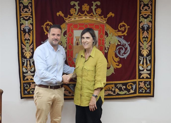 Rosana Ugarte Martínez, nueva interventora municipal de Tudela, junto con el alcalde, Alejandro Toquero.