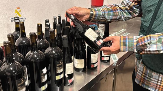 Archivo - Vino reetiquetado incautado por la Guardia Civil