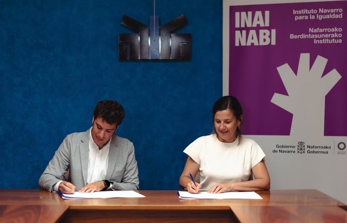 Patricia Abad y Xabier Alcuaz, en la firma del convenio