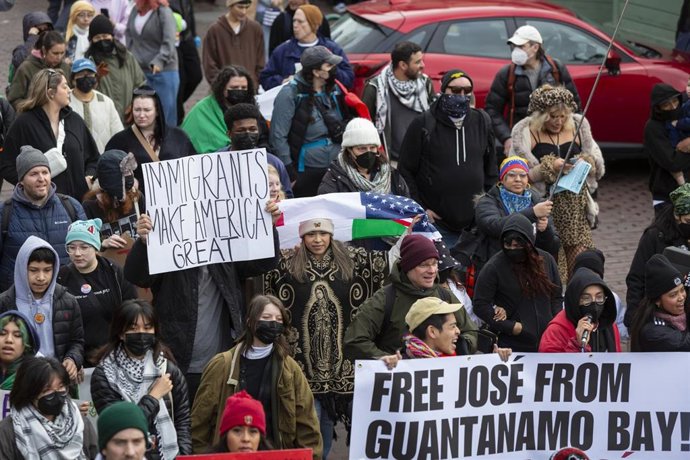 Archivo - 16 February 2025, US, Seattle: Protesters gather at Seattle's  Pike Place Market to demonstrate against Immigration and Customs Enforcement (ICE). Photo: Paul Christian Gordon/ZUMA Press Wire/dpa