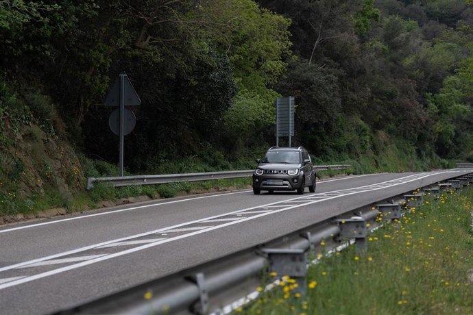 Archivo - Un coche circula por la carretera de l’Arrabassada, a 15 de abril de 2025, en Barcelona, Cataluña (España). 