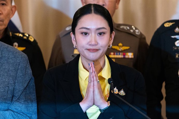June 19, 2025, Bangkok, Thailand: Thailand's Prime Minister Paetongtarn Shinawatra pays respect during a press conference at the government house. Thailand's Prime Minister Paetongtarn Shinawatra held a press conference at Government House in Bangkok to a