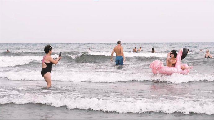 Personas en un día de playa en Canarias