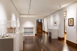 Imagen de la exposición 'Modernismo. Hacia la belleza del objeto cotidiano' que ha albergado el Museo Casa Botines Gaudí en León.