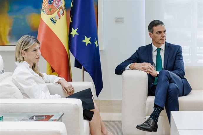 El presidente del Gobierno, Pedro Sánchez, y la vicepresidenta segunda y ministra de Trabajo y Economía Social, Yolanda Díaz, durante una reunión, en el Palacio de la Moncloa, a 16 de junio de 2025, en Madrid (España).