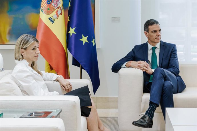 O Presidente do Governo, Pedro Sánchez, e a Segunda Vice-Presidente e Ministra do Trabalho e Economia Social, Yolanda Díaz, durante uma reunião no Palácio Moncloa, em 16 de junho de 2025, em Madri (Espanha). A reunião entre Sánchez e Díaz ti