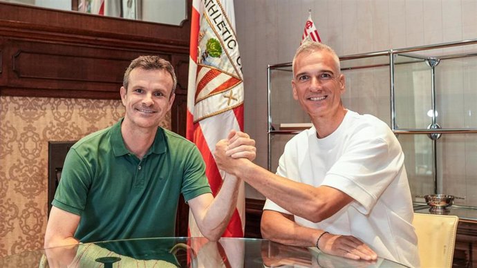 El presidente del Athletic Club, Jon Uriarte, junto al nuevo entrenador del Athletic Club femenino, Javi Lerga.