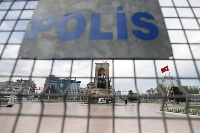 Archivo - Arquivo - Uma cerca da polícia turca em uma praça em Istambul.