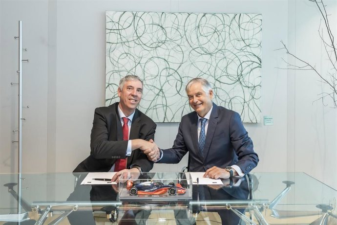 El presidente del Comité Ejecutivo de Ifema Madrid, José Vicente de los Mozos, y el presidente del Real Automóvil Club de España (RACE), Carmelo Sanz de Barros, firman un convenio.