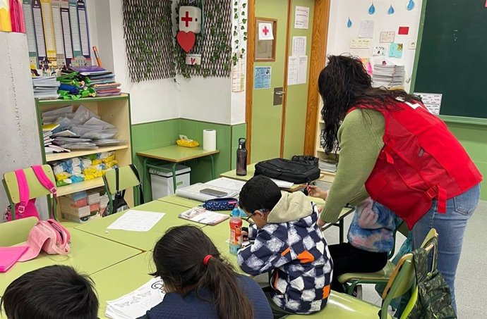 Voluntaria de Cruz Roja atiende a menores en situación de vulnerabilidad.