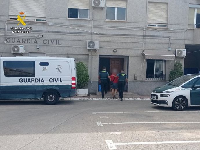 Detenido acusado de grabar a mujeres mientras se duchaban en un gimnasio de Torrevieja