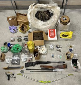 Material incautado a un detenido por tráfico de drogas en una bajera de Arbizu.