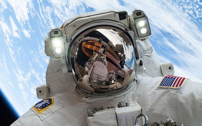 Astronauta da NASA durante caminhada espacial