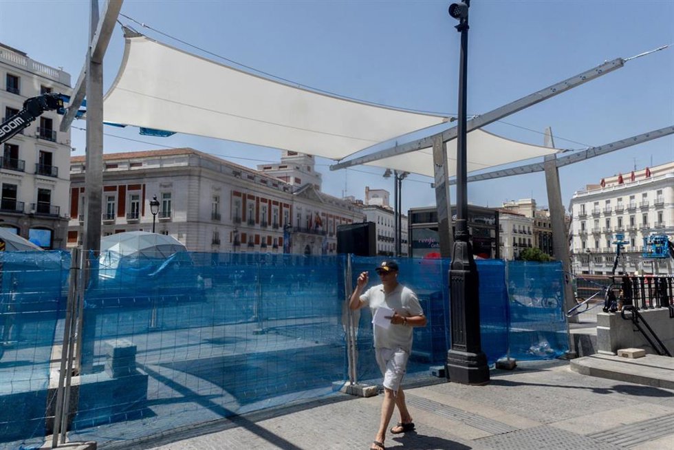 Instalación de unos toldos en la Puerta del Sol, a 20 de junio de 2025, en Madrid (España).