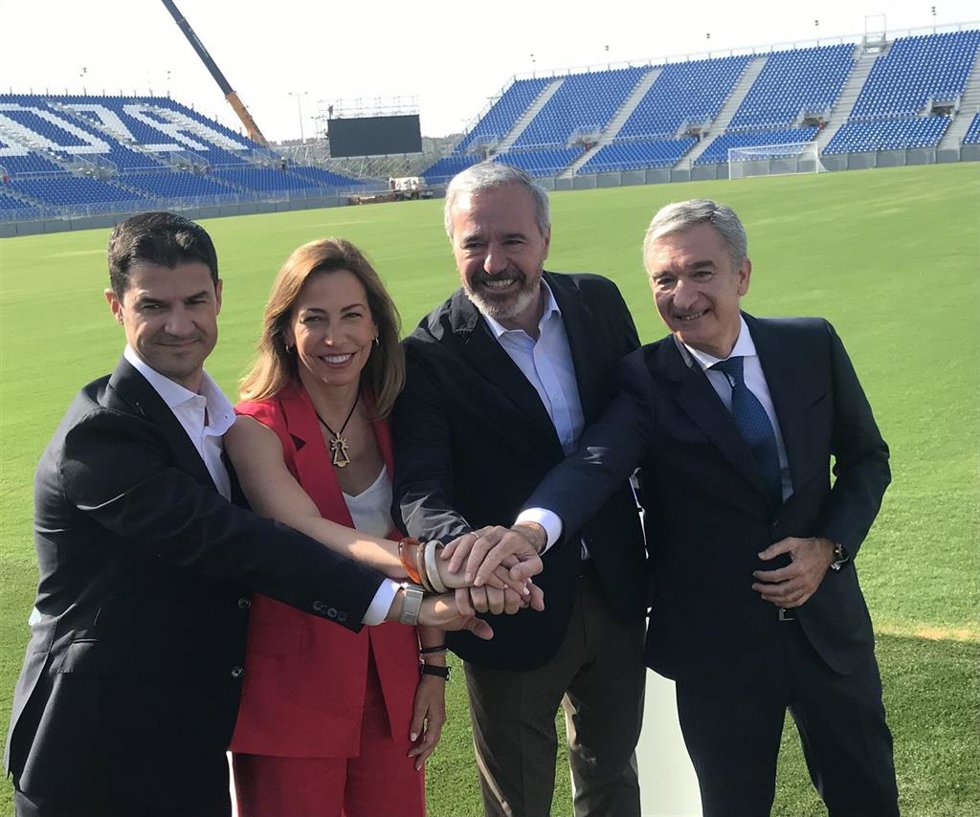 La presidenta de la Sociedad Nueva Romareda y alcaldesa de Zaragoza, Natalia Chueca; el presidente del Gobierno de Aragón, Jorge Azcón; y el consejero delegado de Ibercaja, Víctor Iglesias; y el director general del Real Zaragoza, Fernando López