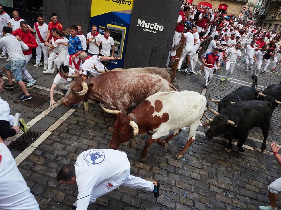 Archivo - Cientos de personas durante el sexto encierro de las Fiestas de San Fermín 2024, a 12 de julio de 2024, en Pamplona, Navarra (España).
