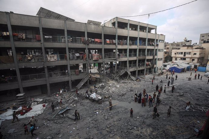 30 de junho de 2025, Territórios Palestinos, Gaza: Palestinos inspecionam as ruínas da Escola Al-Falah no bairro de Zaytoun, na Cidade de Gaza, depois que ela foi atingida por um ataque israelense. A escola, que abrigava famílias desabrigadas, sofreu gran