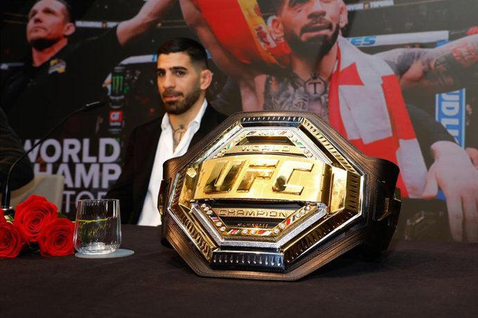 Archivo - El luchador hispanogeorgiano Ilia Topuria, en una rueda de prensa en Madrid. 