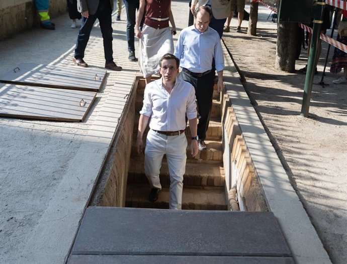 El alcalde de Madrid, José Luis Martínez-Almeida (c), acompañado por el delegado de Urbanismo, Medio Ambiente y Movilidad, Borja Carabante (d), visitan el refugio antiaéreo del parque del Retiro