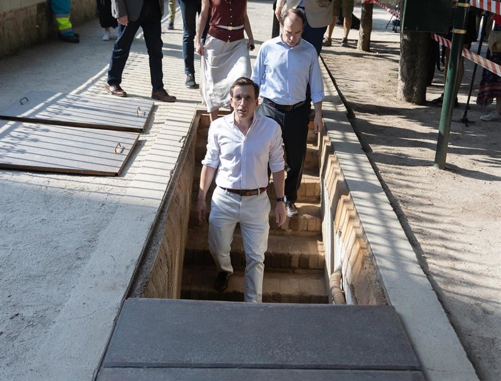 El alcalde de Madrid, José Luis Martínez-Almeida (c), acompañado por el delegado de Urbanismo, Medio Ambiente y Movilidad, Borja Carabante (d), visitan el refugio antiaéreo del parque del Retiro