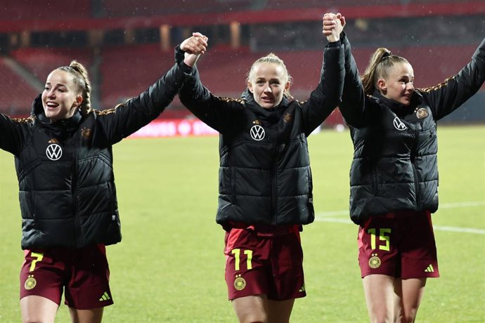 Archivo - Las jugadoras de la selección alemana celebran una victoria