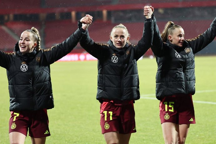 Archivo - 25 February 2025, Bavaria, Nuremberg: (L-R) Germany's Giulia Gwinn, Lea Schueller and Vivien Endemann celebrate after winning the UEFA Women's Nations League soccer match between Germany and Austria at the Max-Morlock Stadium Photo: Daniel Löb/d