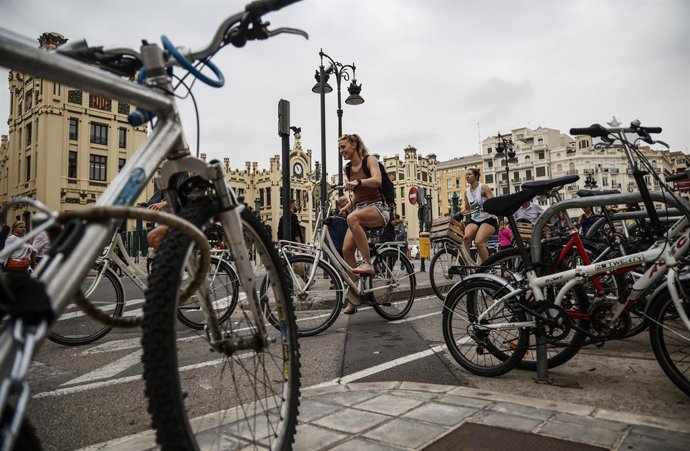 Archivo - Una mujer con una bicicleta en un carril bici del centro de Valencia, a 20 de octubre de 2022, en Valencia, Comunidad Valenciana (España). La Mesa de Contratación del Ayuntamiento ha ultimado la adjudicación definitiva para la construcción de nu