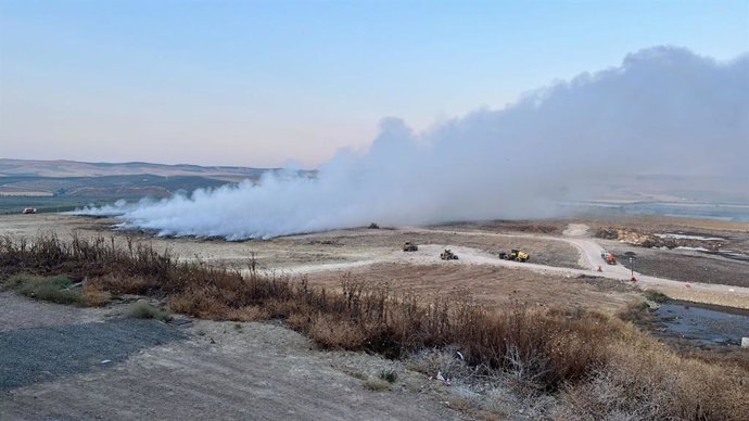 Vista aérea del incendio que afecta al complejo medioambiental de Sadeco.