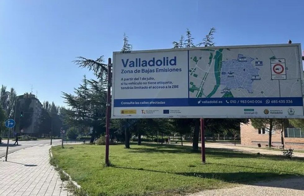Valla publicitaria con un gran cartel informativo sobre la Zona de Bajas Emisiones de Valladolid en la calle Padre José Acosta