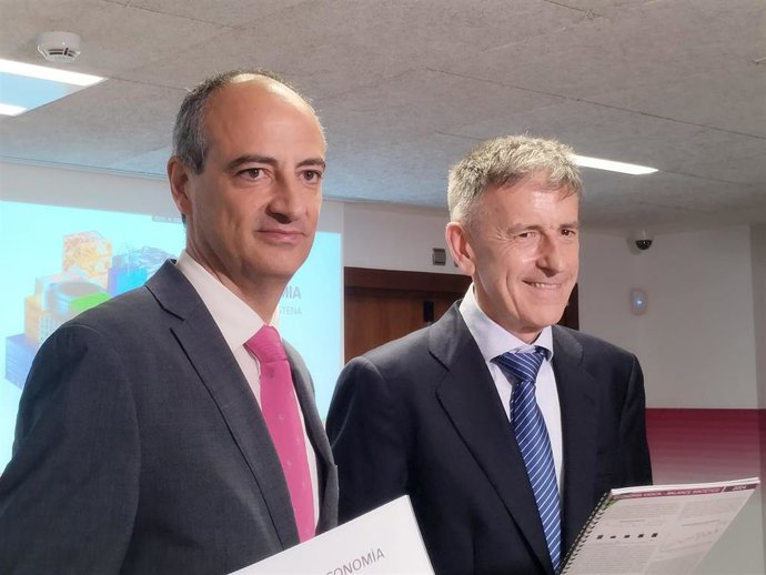 El director de Desarrollo de Negocio de Laboral Kutxa, Ibon Urgoiti, y el director del Departamento de Estudios de la entidad, Joseba Madariaga, en una comparecencia en Bilbao.