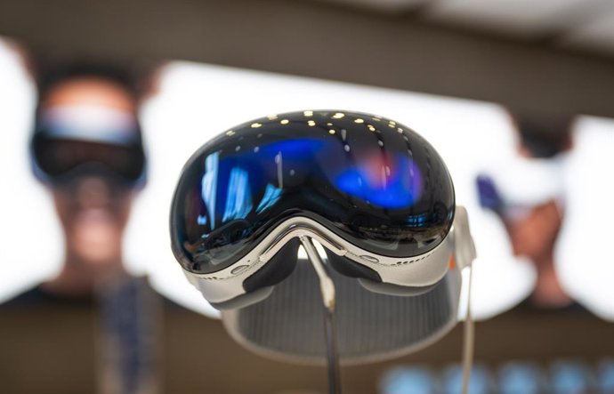 Archivo - 12 July 2024, Berlin: The new Vision Pro computer glasses is presented to customers at the Apple Store on Kurfuerstendamm. Apple launches sales of its computer glasses in Germany today. Photo: Monika Skolimowska/dpa