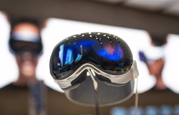 Archivo - Arquivo - 12 de julho de 2024, Berlim: O novo óculos de computador Vision Pro é apresentado aos clientes na Apple Store em Kurfuerstendamm. A Apple lança hoje as vendas de seus óculos para computador na Alemanha. Foto: Monika Skolimowska/dpa