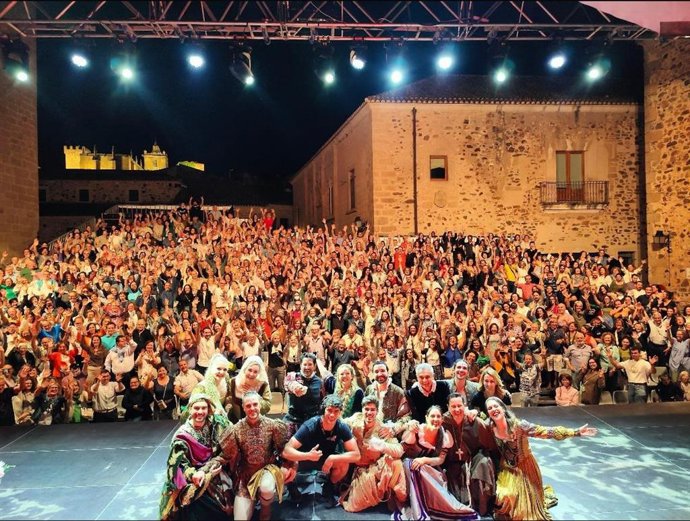 Los actores del musical Romeo y Julieta se hacen una foto con el público que llenó la plaza de Santa María de Cáceres