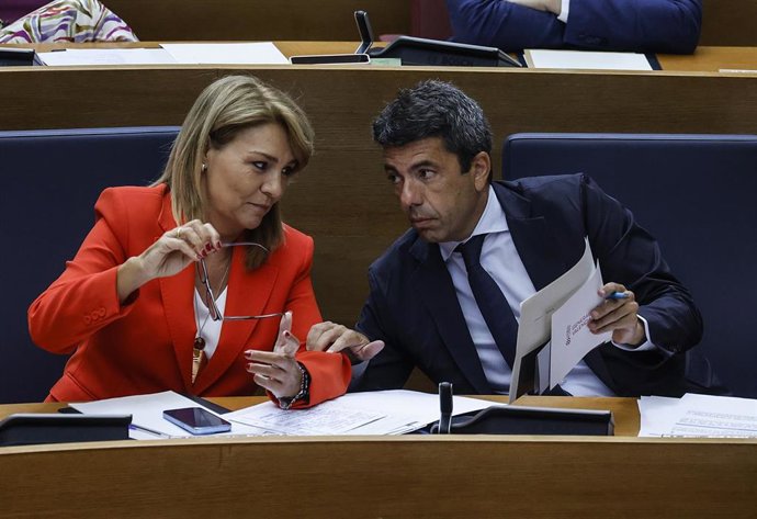La vicepresidenta de la Generalitat Valenciana, Susana Camarero y el president de la Generalitat, Carlos Mazón, durante una sesión de control de Les Corts
