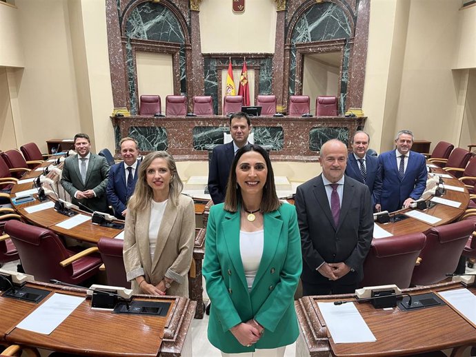 La consejera de Agua, Agricultura, Ganadería y Pesca, Sara Rubira, junto a su equipo, en el hemiciclo de la Asamblea Regional