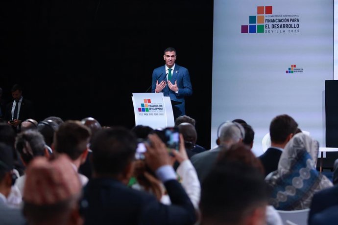 El presidente del Gobierno, Pedro Sánchez, interviene en el evento 'Invertir en la solidaridad global: una nueva visión de la cooperación para el desarrollo". A 01 de julio de 2025, en Sevilla (Andalucía, España). Segunda jornada de la IV Conferencia Inte