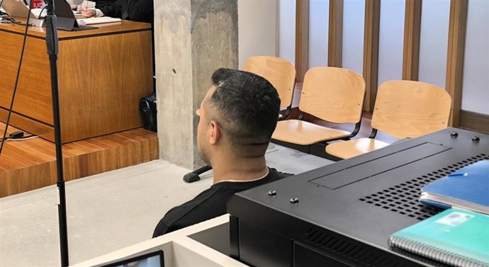 Un acusado de agresión sexual en el juicio celebrado el 3 de junio de 2025 en Vigo. La acusación particular pedía 4 años de prisión, y la Fiscalía pedía sobreseimiento, al no ver acreditado el delito. Finalmente, fue absuelto