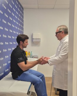 El doctor Narvaéz realizando los chequeos