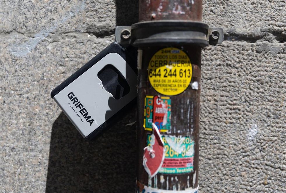 Archivo - Caja de seguridad para las llaves de una piso de alquiler turístico, a 17 de junio de 2024, en Madrid (España).  
