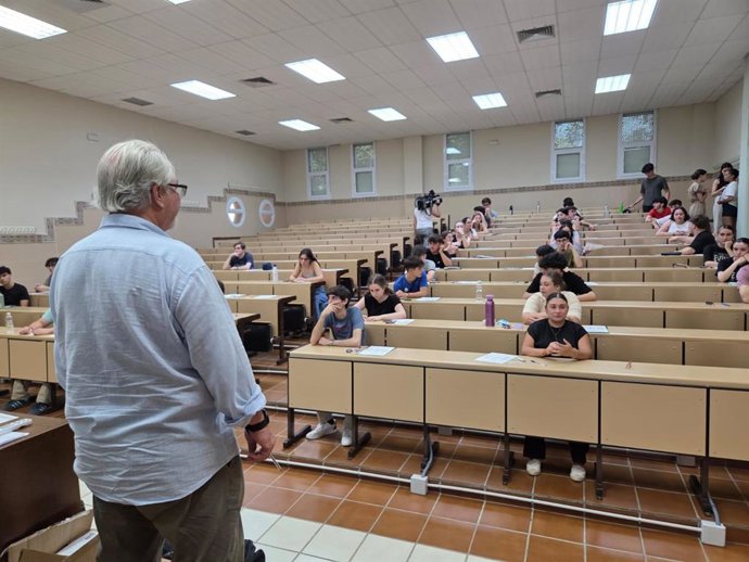 Alumnos antes de enfrentarse a la PAU extraordinaria en el campus pacense.