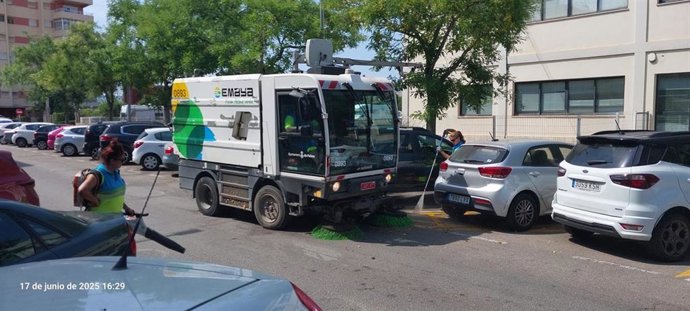 Camión de Emaya durante una labor de limpieza